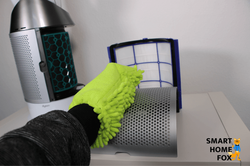 Die Lufteinlassschlitze des Dyson Purifier Hot+Cool Formaldehyde HP09 Luftreinigers werden im Test mit einem weichen, trockenen, fusselfreien Tuch gereinigt.